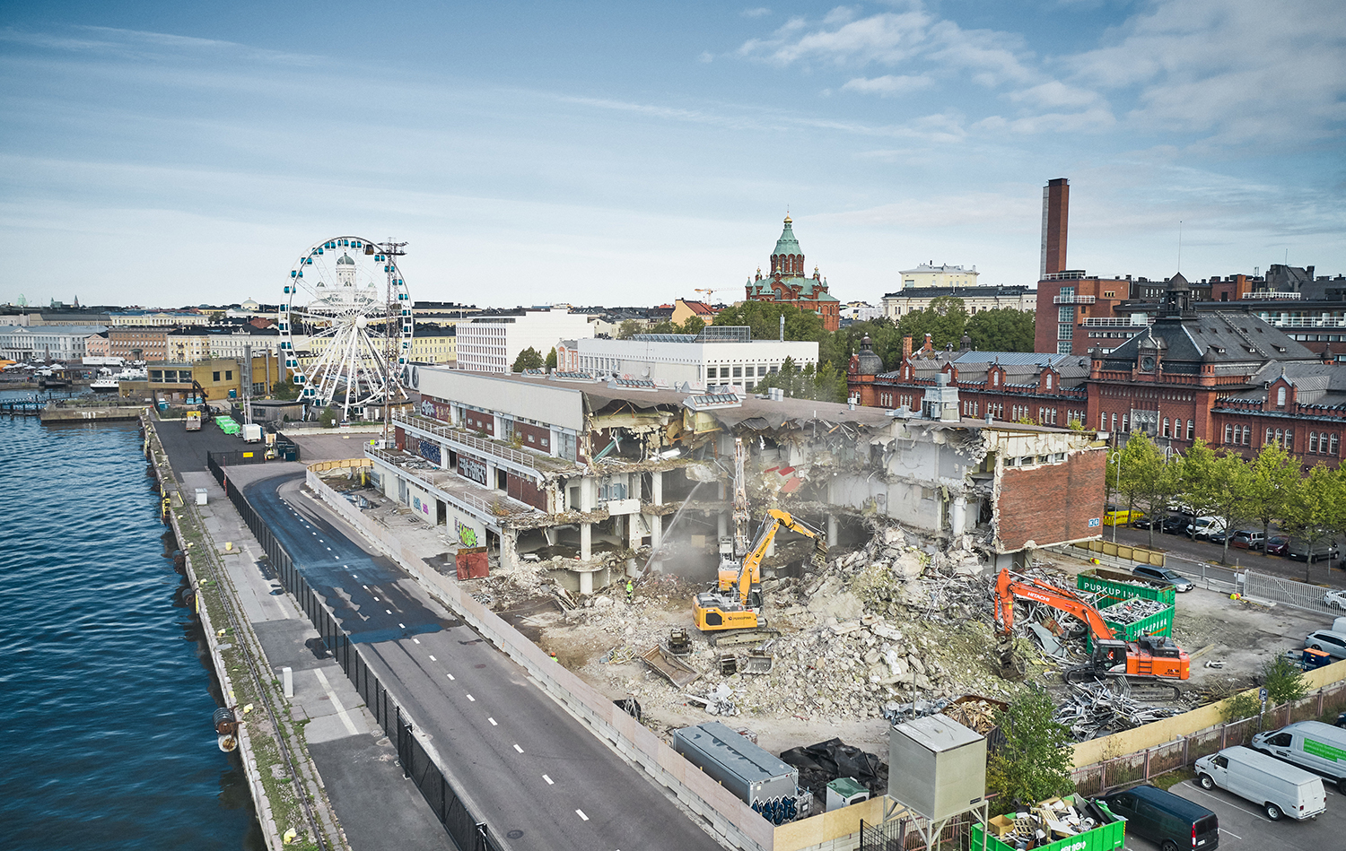 Ilmakuva Katajanokalla purettavasta rakennuksesta Helsingin keskustan suuntaan kuvattuna