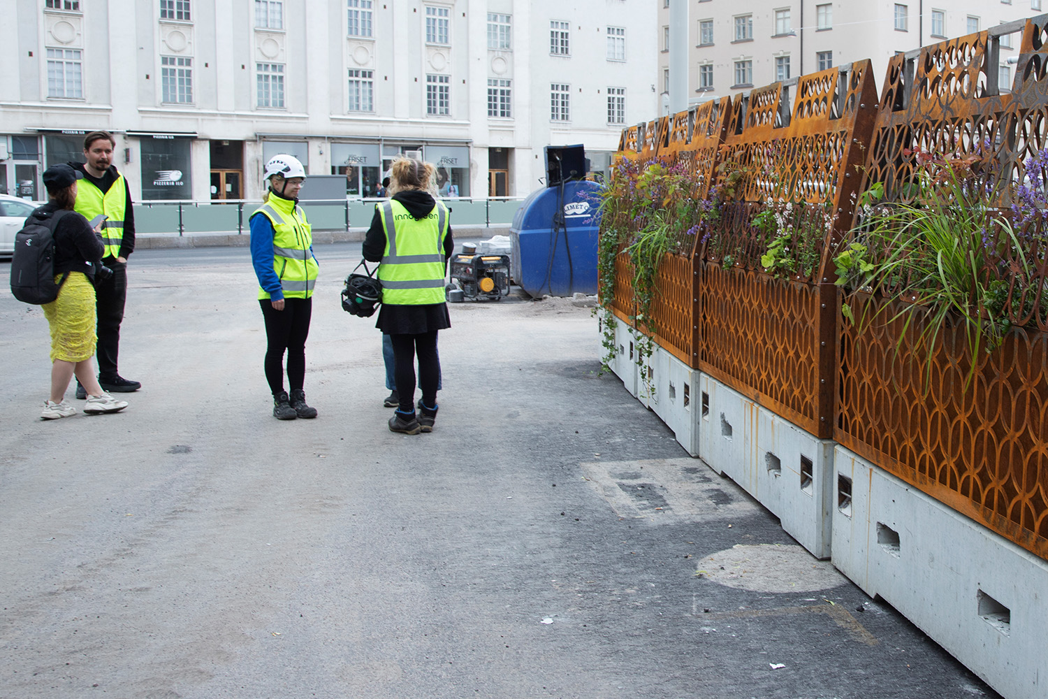 Mannerheimintien viherseinäkkeet olivat yritysyhteistyön tulosta.