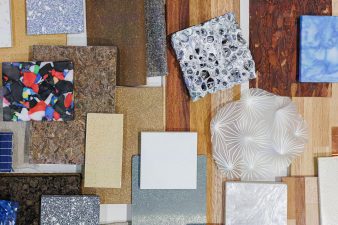 Erilaisia materiaalinäytteitä aseteltuna pöydälle