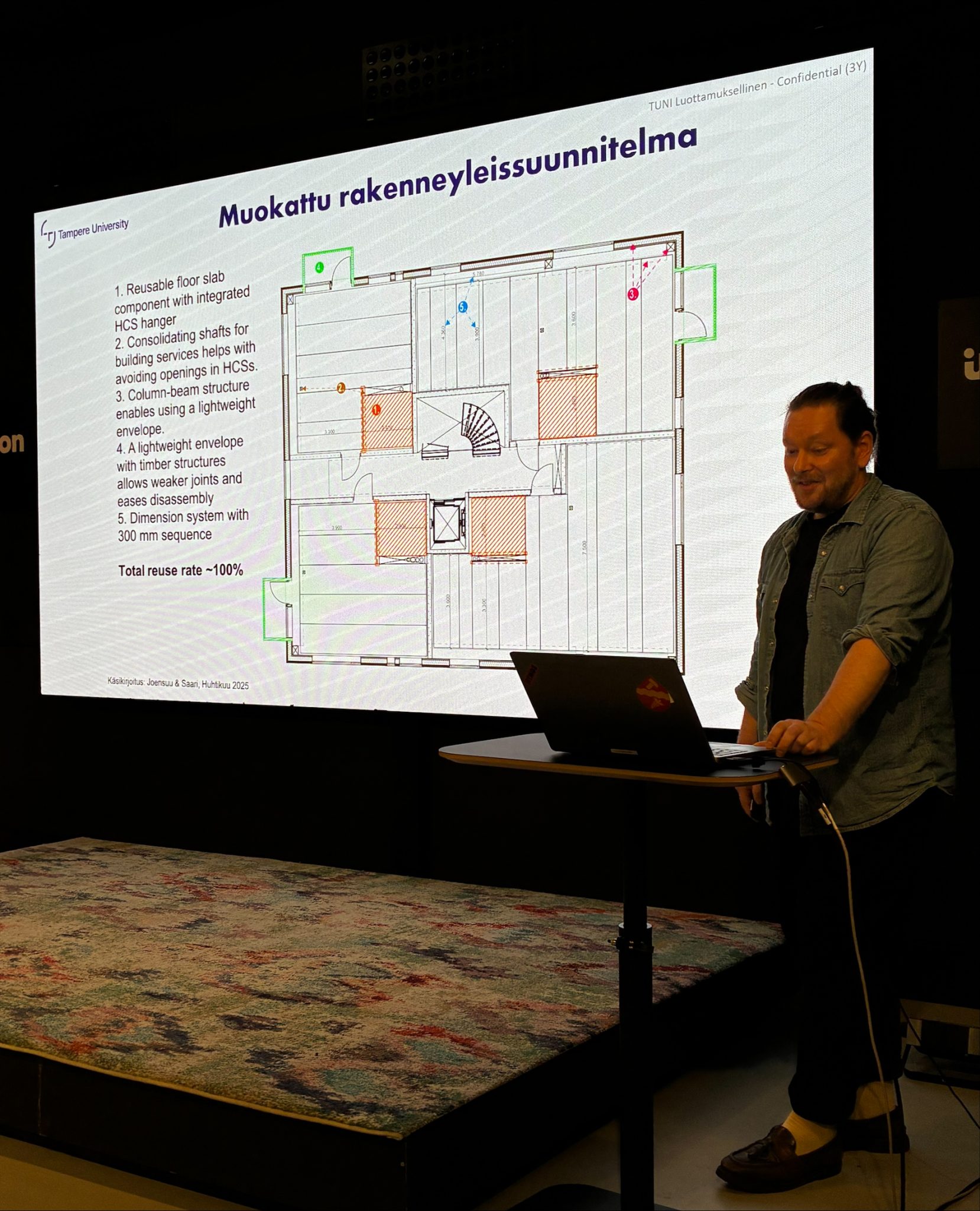 Väitöskirjatutkija Tuomo Joensuu esittelee rakenneyleissuunnitelmaa.