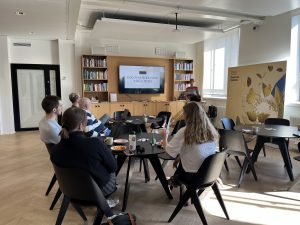 Ihmisiä Business Helsingin tilaisuudessa.