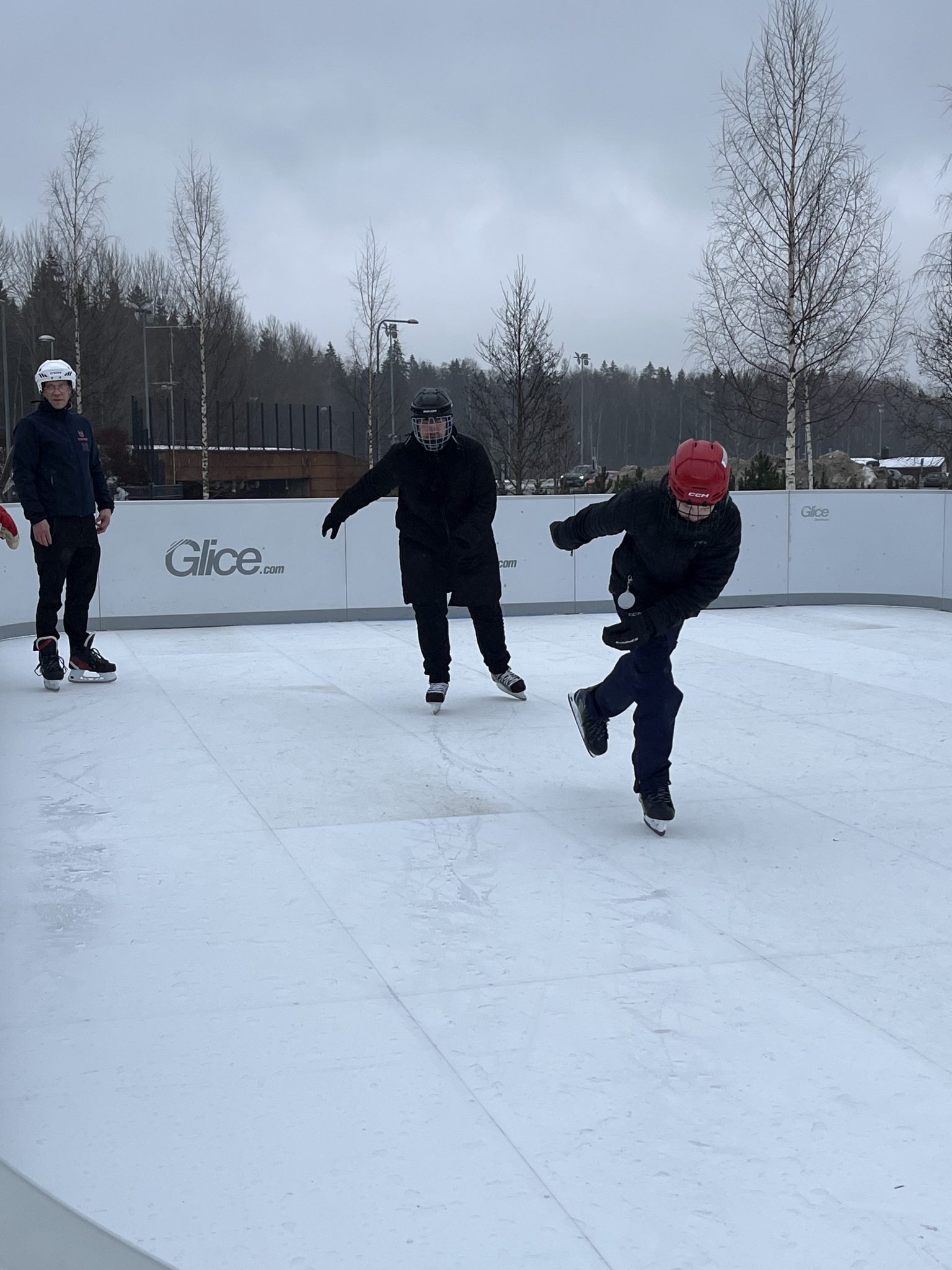 Luistelijoita ekojääkentällä.