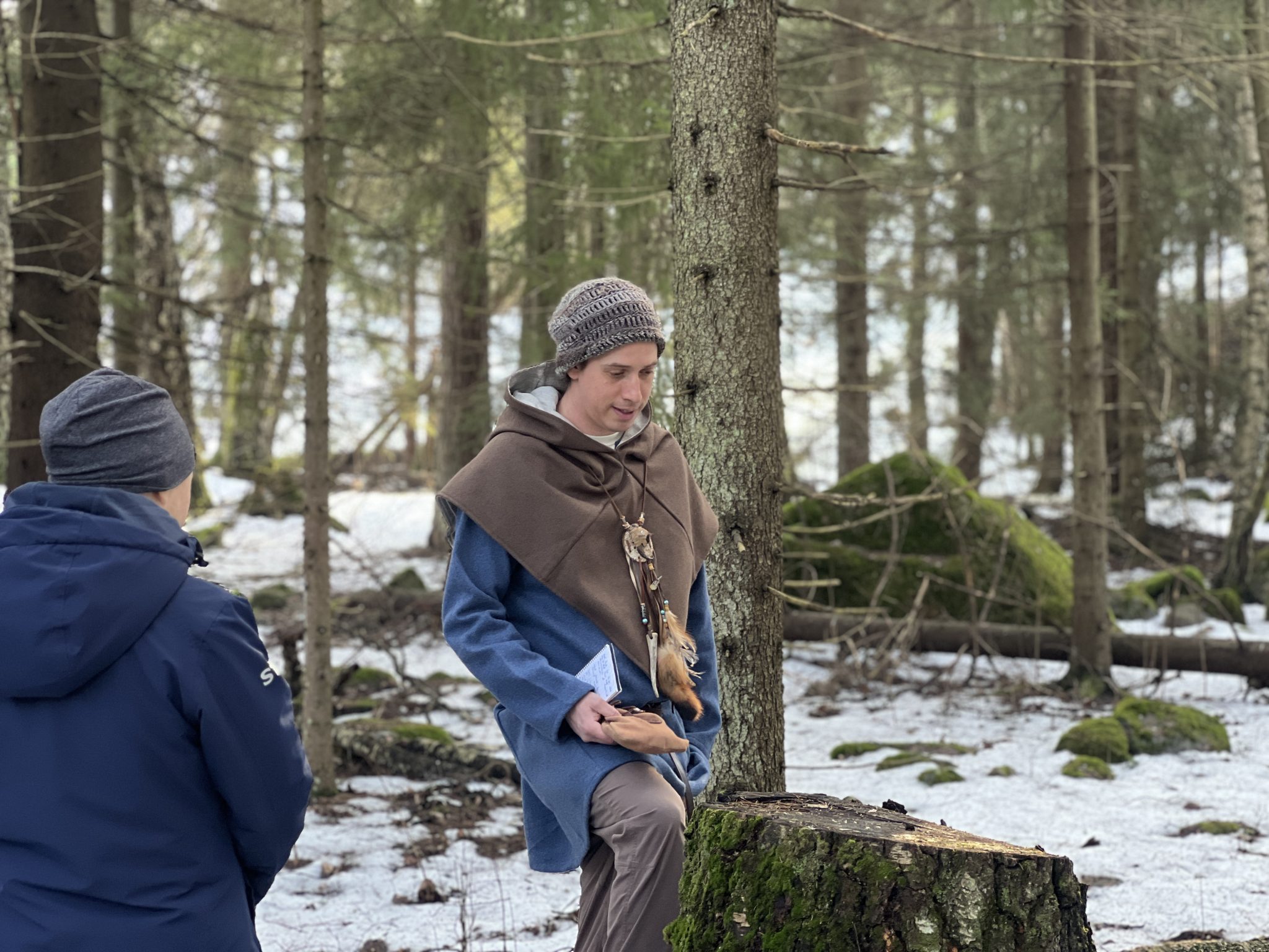 Testiasiakkaita opastetulla kävelykierroksella.