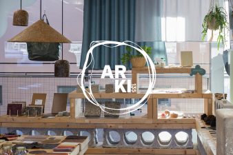 Hubin showroom-nurkka, esillä erilaisia luonnonmateriaalipohjaisia näytteitä. Edessä iso ARKI 135 -logo.
